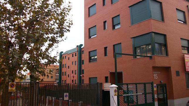 Fachada de la urbanización de la calle Albarracín donde se venden pisos de 1 y 2 dormitorios desde 125.000 euros