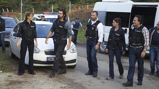 La policía turca persigue las infracciones de tráfico en las series de televisión