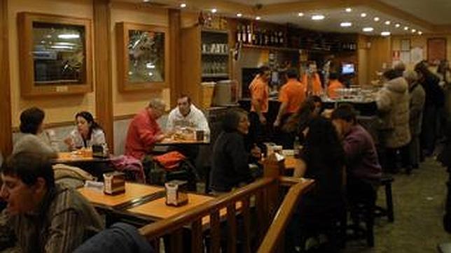 Salón de Las Bravas en Callejón Álvarez Gato, 3 con los espejos citados por Valle Inclán en Luces de Bohemia