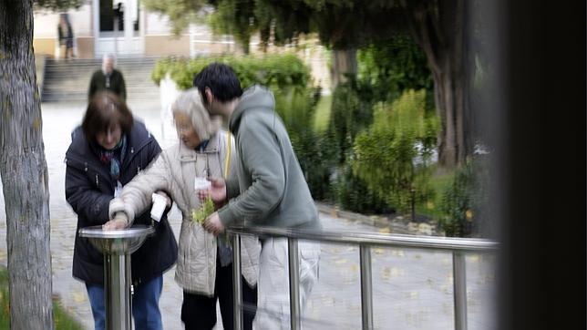 Lores esconde la lista de espera del Servicio de Ayuda en el hogar