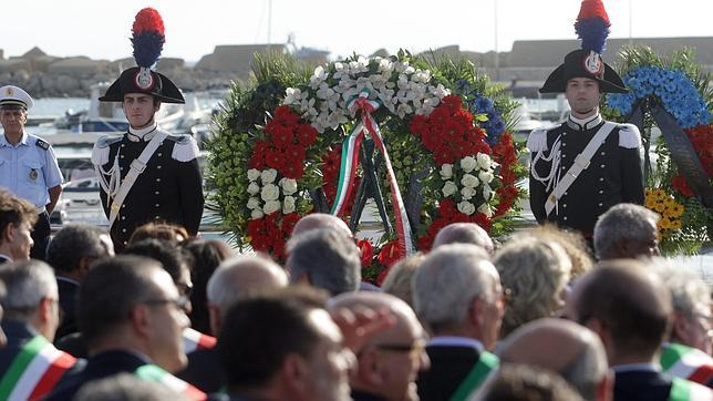 Italia despide a los muertos del naufragio de Lampedusa con un cuestionado funeral
