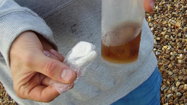 Un joven muestra un vaso con güisqui y speed durante una fiesta en el Madrid Arena