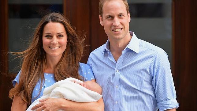 Regalan una tarjeta gigante con 5.000 firmas al Príncipe Jorge de Cambridge