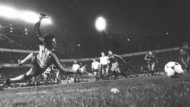 Bonello encaja un gol en el España-Malta de 1983