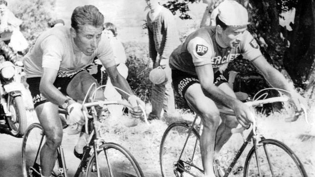 Poulidor (derecha) junto a su gran rival, Anquetil, en el Tour de 1964