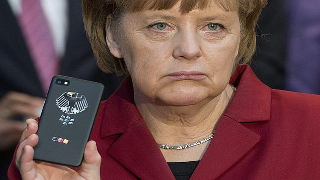 Angela Merkel pide a Obama que aclare si la NSA ha espiado su teléfono móvil