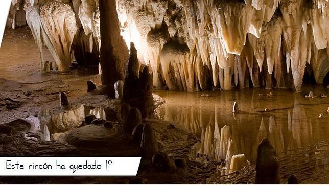La Cueva de Pozalagua ya tiene la placa que la distingue como «Mejor Rincón 2013»