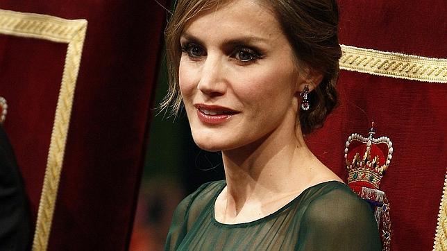 Doña Letizia, de verde botella en su gala de los Príncipe de Asturias más radiante
