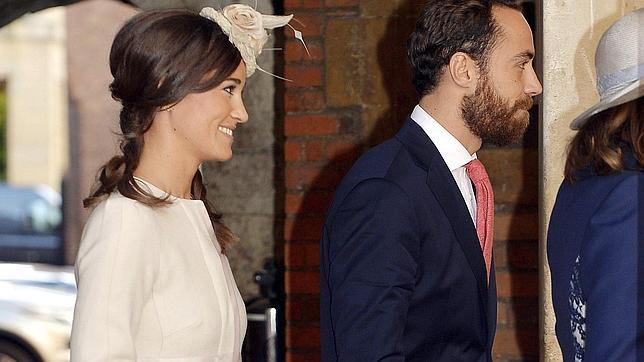 Pippa Middleton, a juego con su hermana y sobrino en el bautizo del Príncipe Jorge