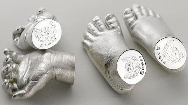 Pippa Middleton le regala al Príncipe Jorge una réplica de sus manos y sus pies