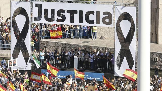 Una marea humana arropa a las víctimas y critica el fin de la doctrina Parot