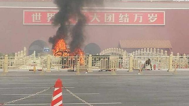 Cinco muertos al incendiarse un coche que embistió a la multitud en Tiananmen