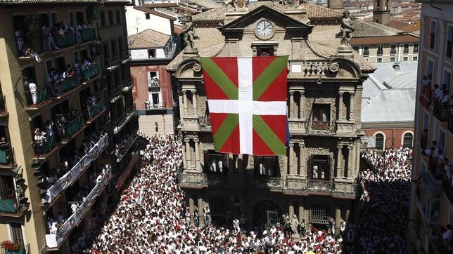 Tres personas más y otro edil de Bildu pudieron participar en la colocación de la Ikurriña
