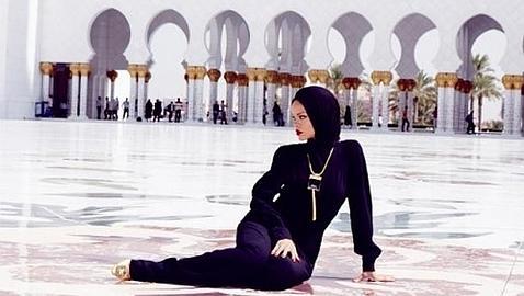 Expulsan a Rihanna de una mezquita por una sesión de fotos «inapropiada»