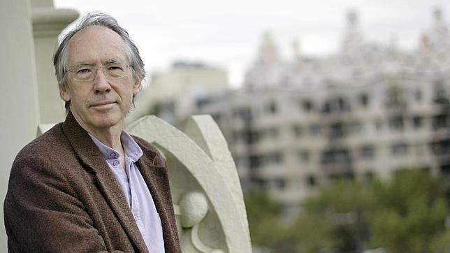 Ian McEwan: «Las agencias de inteligencia siempre harán todo lo posible por espiar»
