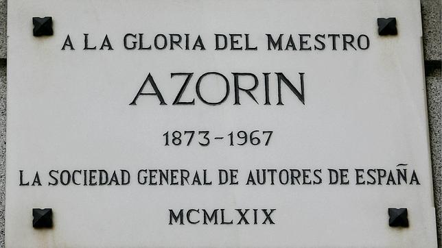 El escritor Azorín, madrileño nacido en Monóvar (Alicante), tiene una placa en su casa, calle Zorrilla, 21