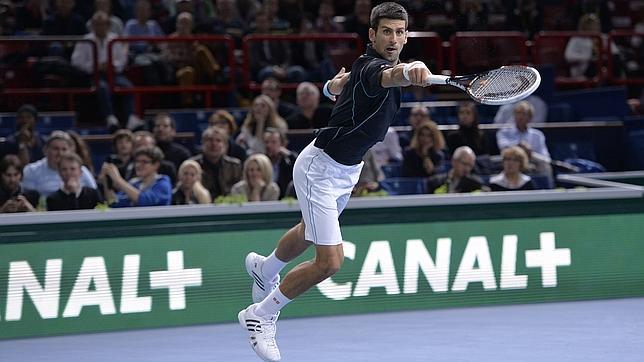 Djokovic remonta a Isner