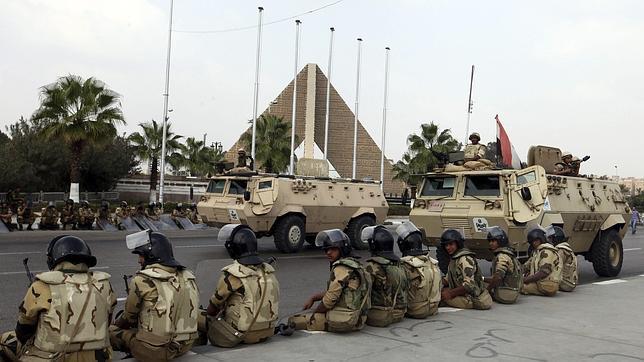 Los islamistas egipcios convocan nuevas protestas antes del juicio de Mursi