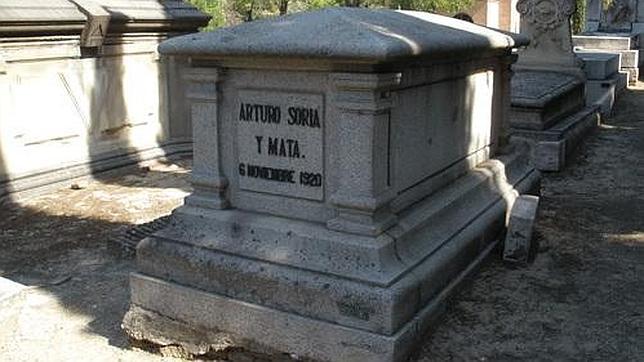 Tumba de Arturo Soria en el cementerio de la Almudena