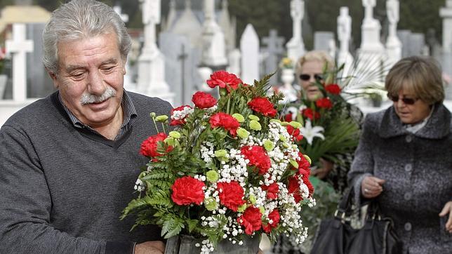 ¿Por qué llevamos flores a los cementerios?
