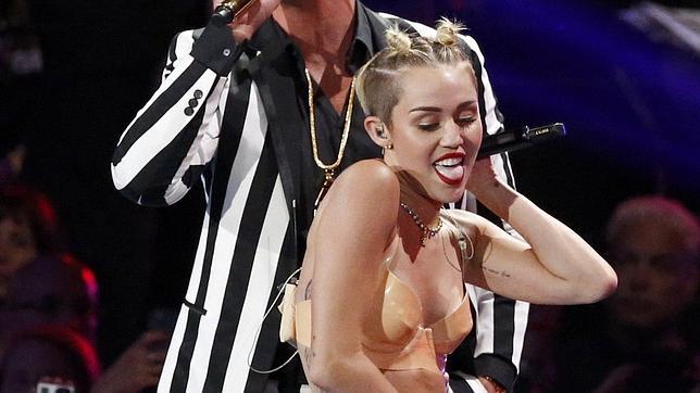 Dolly Parton defiende a su ahijada Miley Cyrus