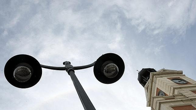 Dos de las farolas instaladas en la madrileña Puerta del Sol