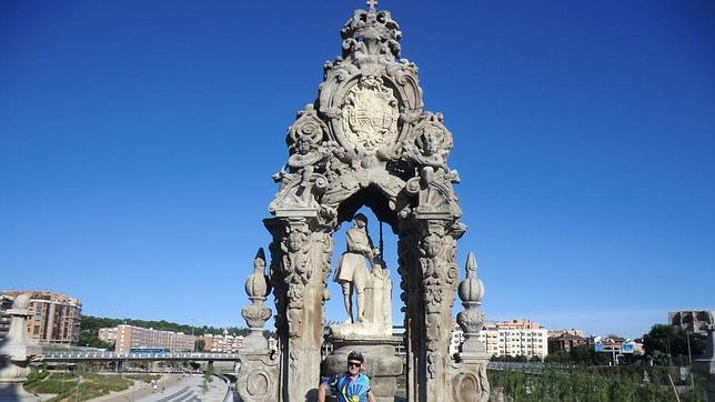 Estatua de San Isidro, en el Puente de Toledo de Madrid