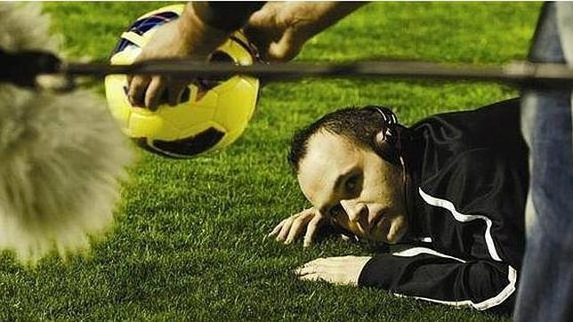 Iniesta se pasa a la comedia