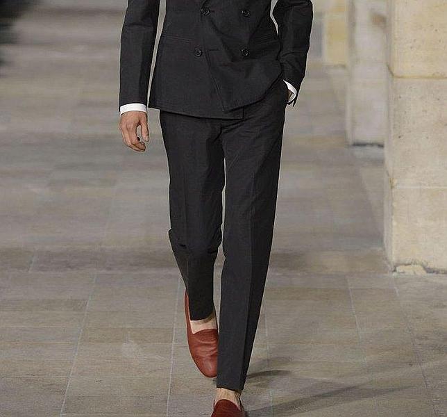 Con traje oscuro, especialmente por la noche, calzado negro