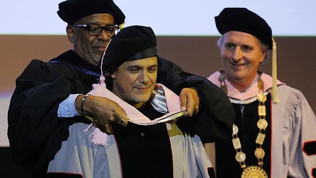 Alejandro Sanz ya es doctor honoris causa por la Universidad de Berklee
