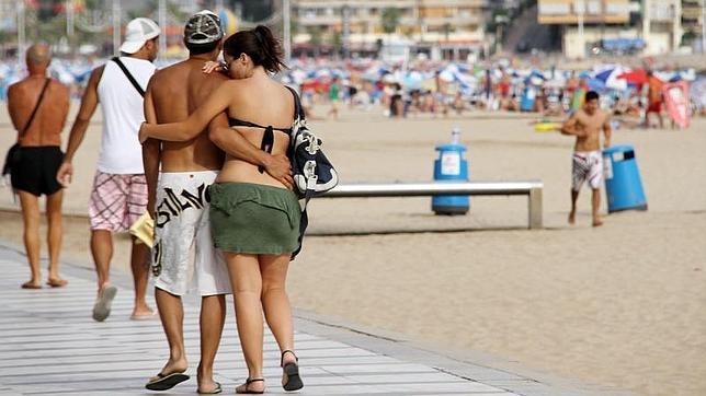 El turismo es el sector más valorado de la economía española y la banca, el peor