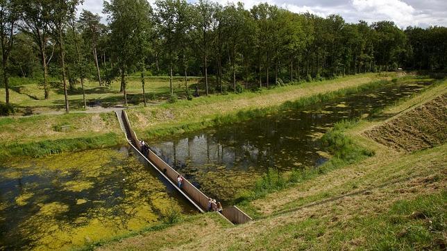 El lugar donde se puede caminar sobre o bajo el agua, según se mire