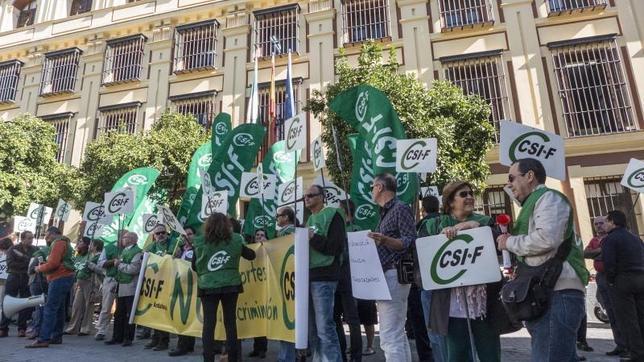 Un juez ordena por primera vez devolver de forma íntegra la paga extra de 2012