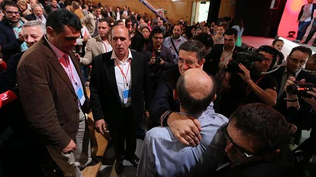 Patxi López dice que Rubalcaba sale «reforzado» y enfría sus aspiraciones a liderar el PSOE