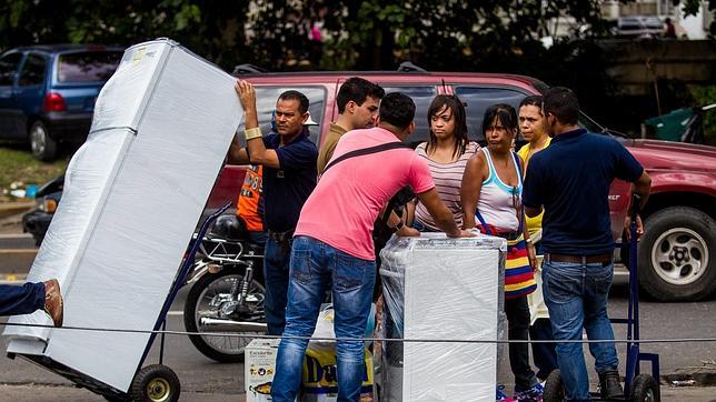Maduro anuncia una bajada de los precios de teléfonos, coches y equipos informáticos