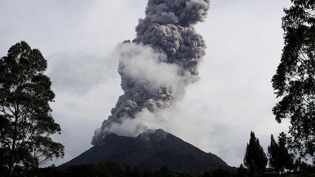El volcán Sinabung desata su furia en Indonesia
