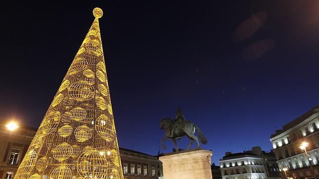 El árbol de Sol, iluminado por la Lotería de Navidad