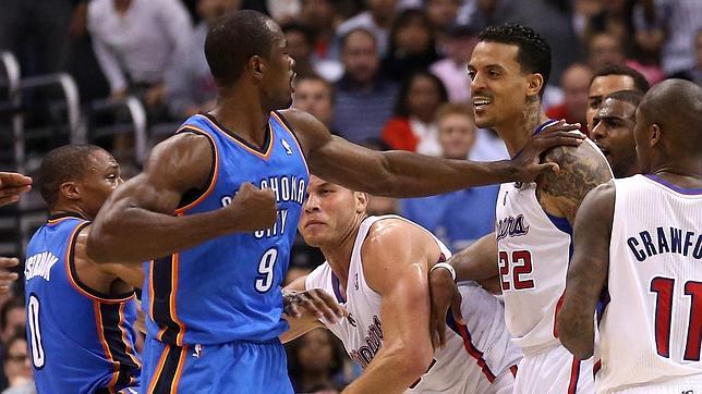 Serge Ibaka, a puñetazos