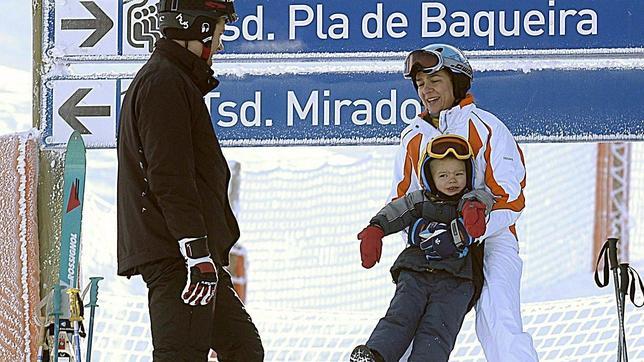 Los Duques endosaron como gastos de empresa el flete de un avión privado para irse a esquiar