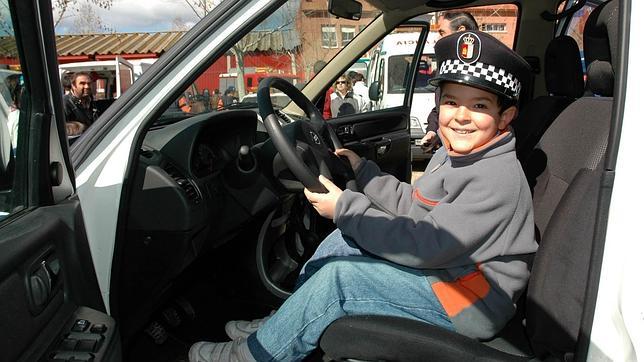 El 42% de los niños acusan a sus padres de usar el móvil mientras conduce