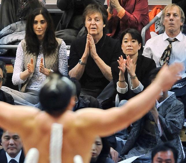 Paul McCartney disfruta del sumo durante su gira por Japón