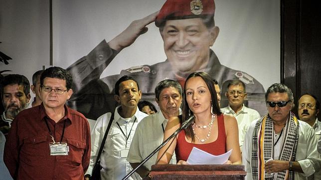 La rebelde europea interviene en el aniversario de la muerte de Chávez junto a jefes de las FARC