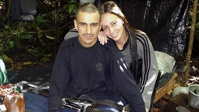 Tanja, con otro guerrillero en un campamento