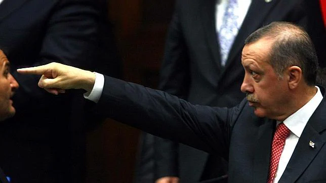 El Parlamento de Turquía autoriza que las diputadas puedan llevar pantalones