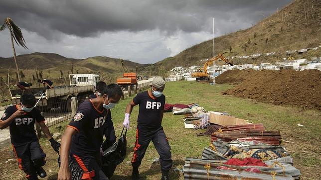 Los cadáveres se amontonan en las calles de Tacloban, en Filipinas