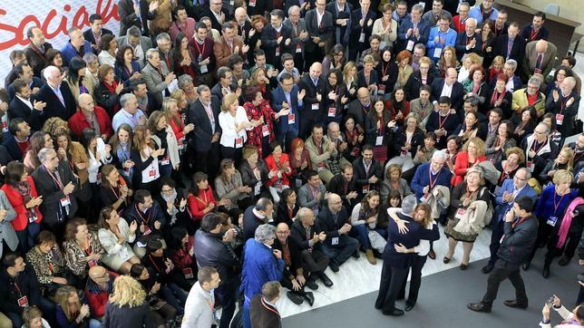 Silbidos a la monarquía y aplausos a la república en la Conferencia del PSOE