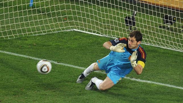 Casillas adivinó el lanzamiento de Cardozo