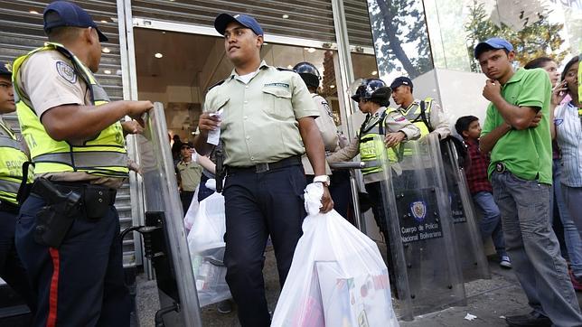 Venezuela amenaza con nacionalizar a las empresas que no bajen sus precios