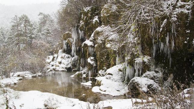 Llega la nieve al nacimiento del río Cuervo