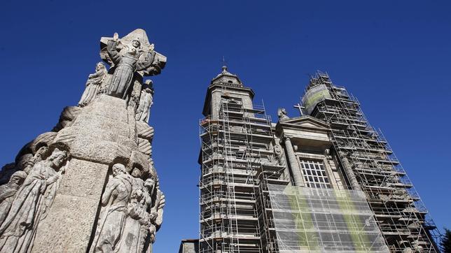 Encuentran el resto de una lápida antigua en la fachada de la iglesia de San Francisco